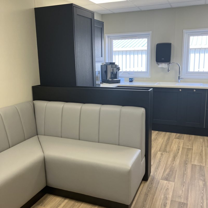 Modular building breakout area with kitchenette and seating